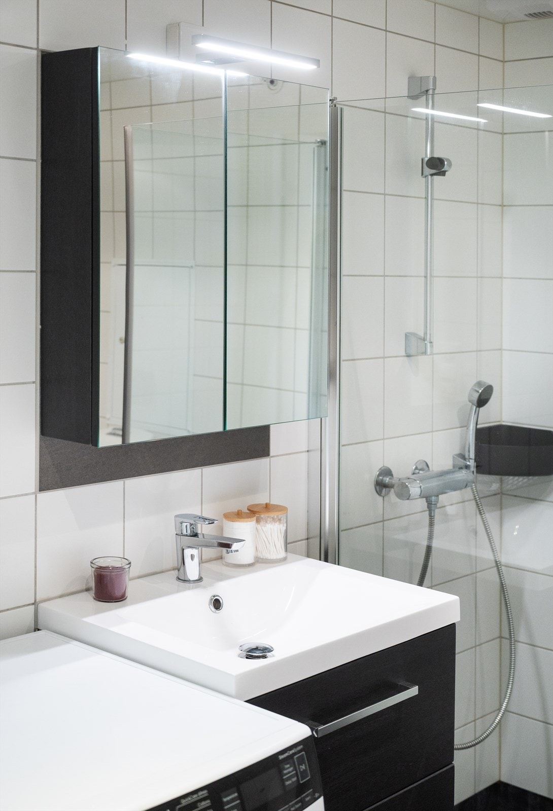 Innredningen består av vegghengt toalett, servant, ettgreps blandebatteri, dusj-hjørne, samt plass og opplegg for vaskemaskin. Galleribilde