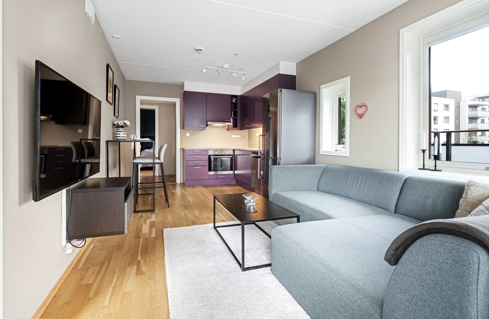 Åpen stue-/kjøkkenløsning med flere innredningsmuligheter. Galleribilde