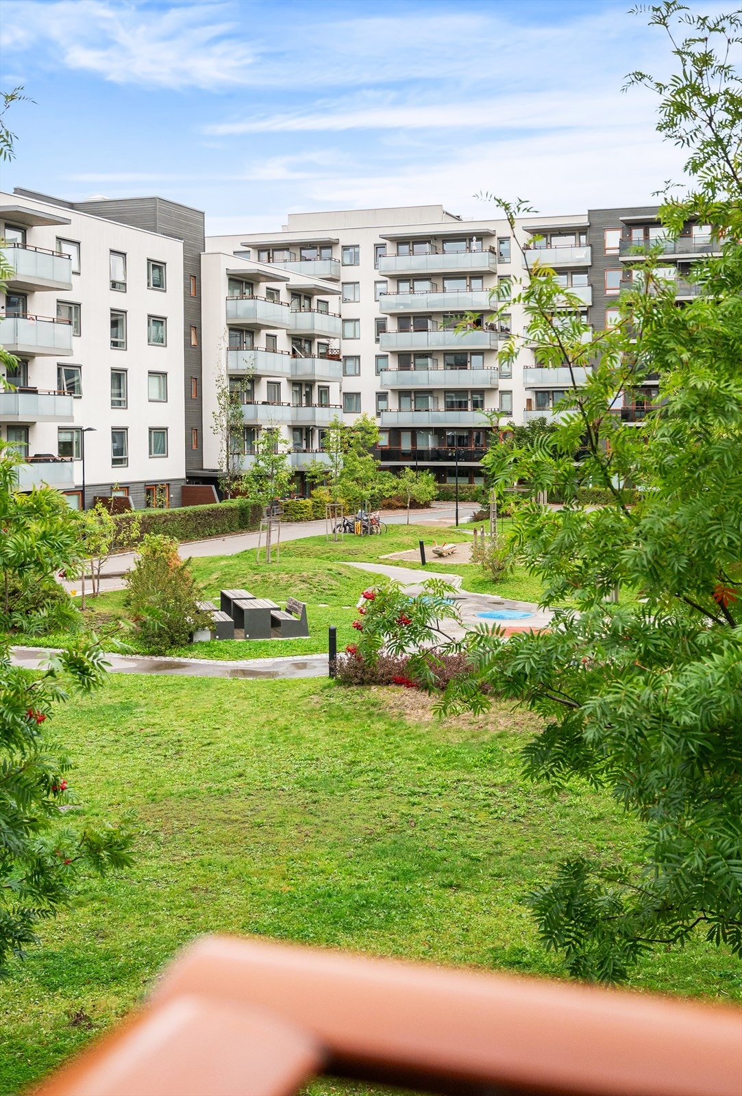 Flott utsyn over hyggelige fellesområder Galleribilde