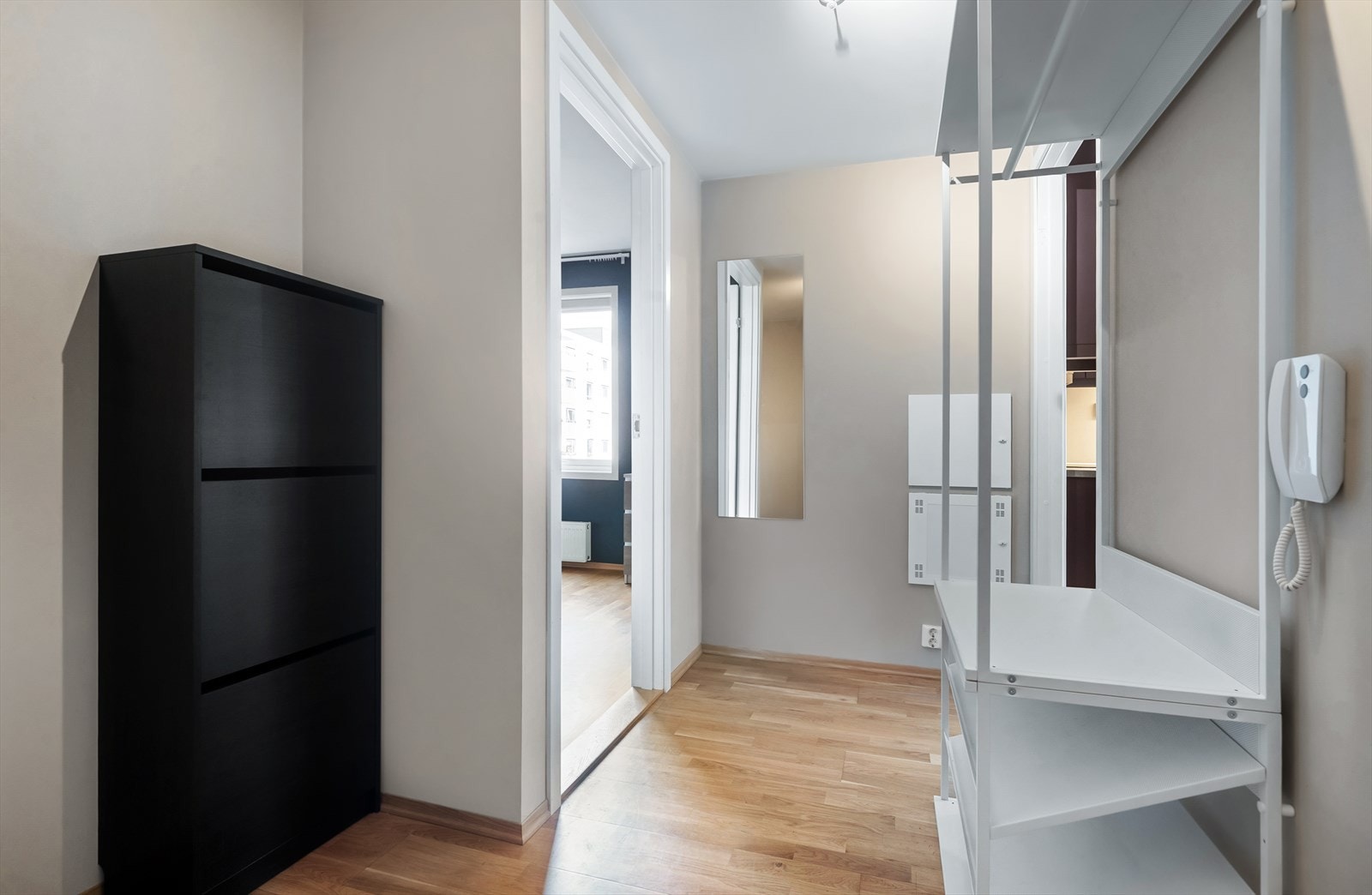 Romslig entré med god plass til oppbevaring av sko og yttertøy, her blir du ønsket velkommen inn! Galleribilde