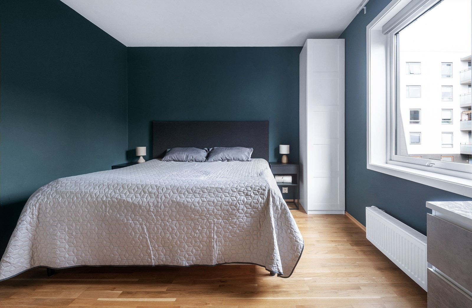 Hovedsoverommet i leiligheten er av god størrelse, og med plass til dobbeltseng, tilhørende nattbord og annet ønskelig innredning. Galleribilde