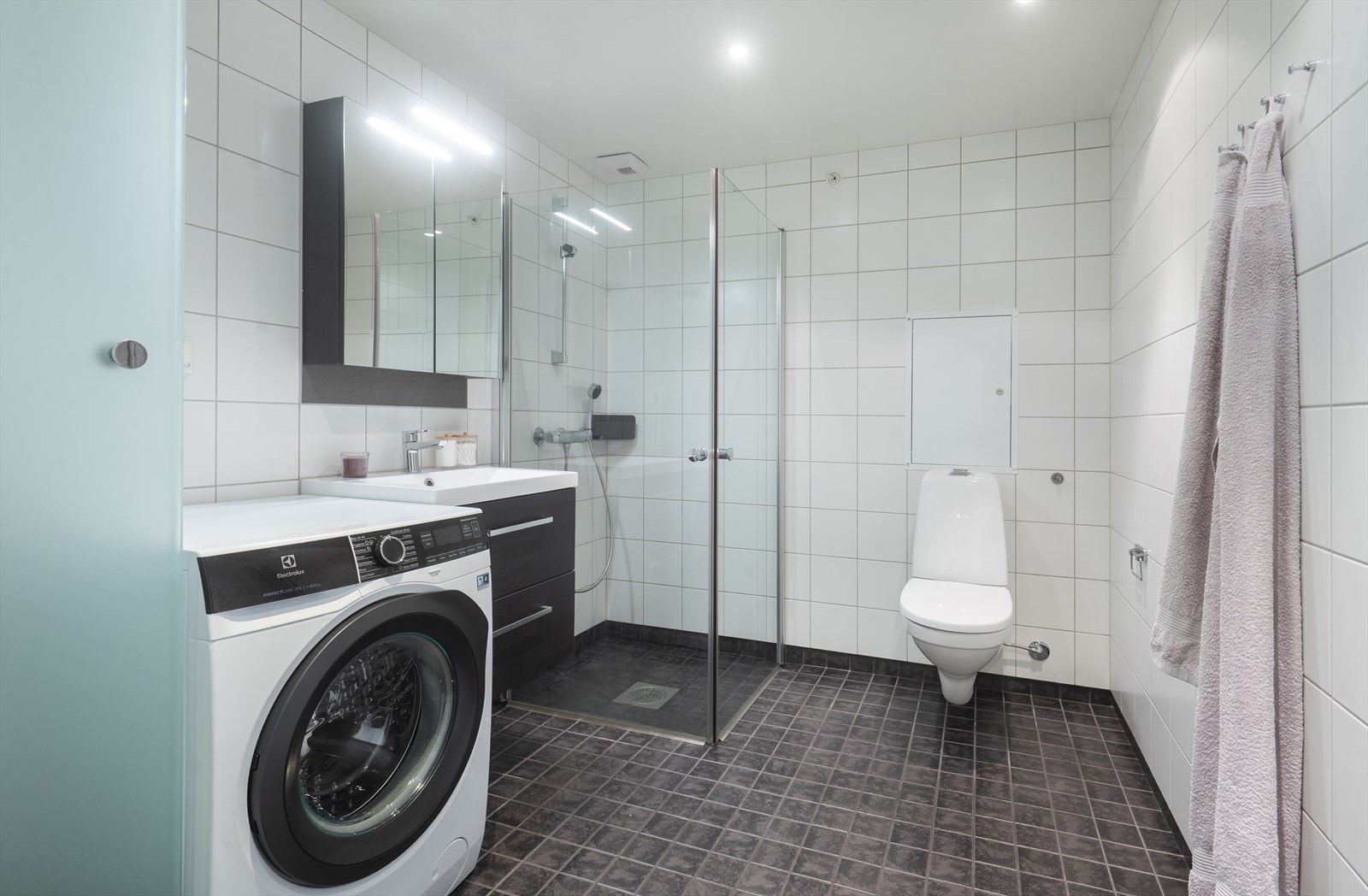 Pent flislagt bad fra 2016 med elektriske varmekabler. Galleribilde