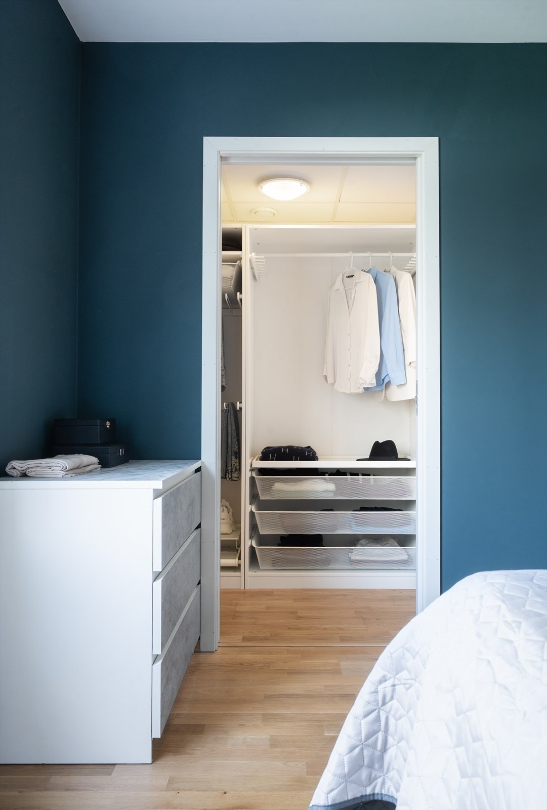 Soverommet har direkte adkomst til en romslig walk-in-garderobe. Galleribilde