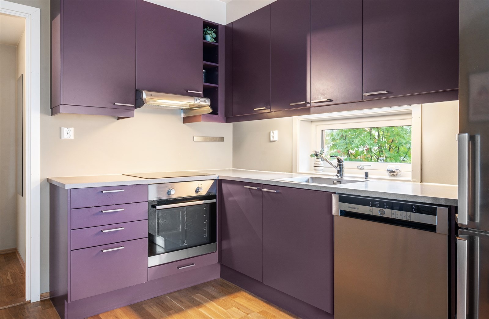 Kjøkkenet er utstyrt med platetopp, nedfelt kum, ettgreps blandebatteri, kjøl/fryseskap, stekeovn og oppvaskmaskin. Galleribilde