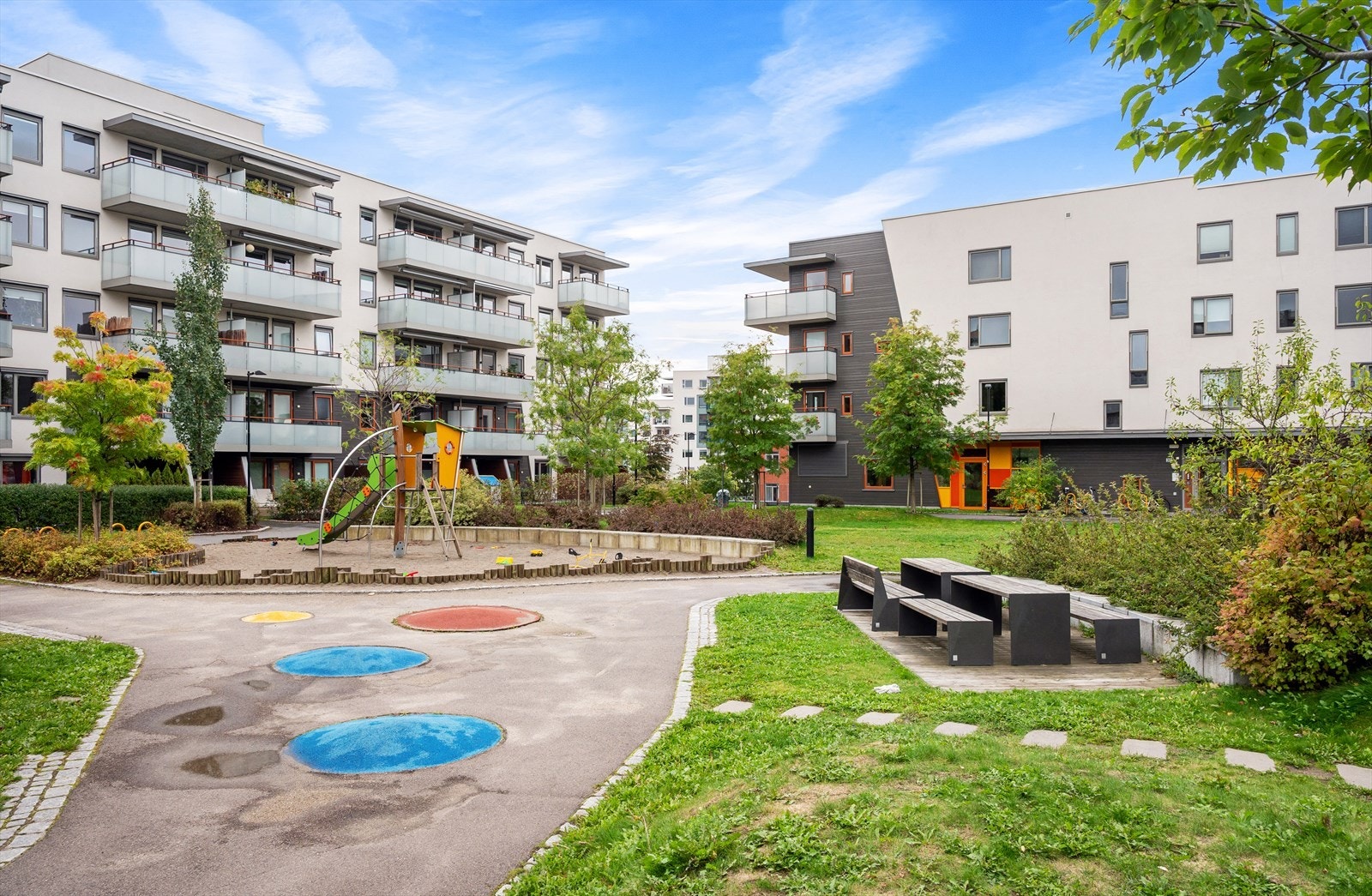 Borettslaget har en hyggelig felles bakgård med sittegrupper og lekeplass. Galleribilde