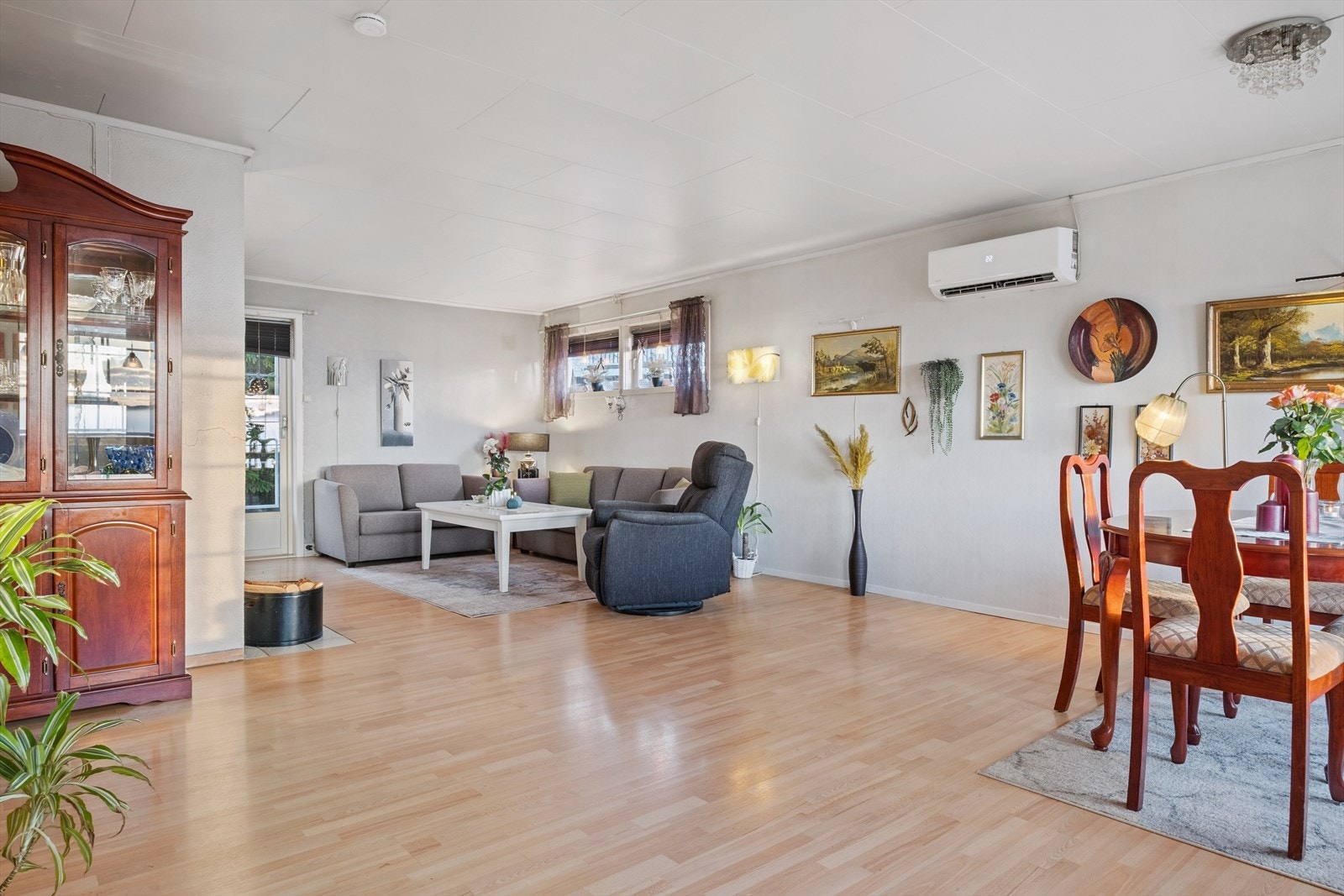 Vinkelstue med gode muligheter for møblering. Sekundær oppvarming med luft/luft varmepumpe. Galleribilde