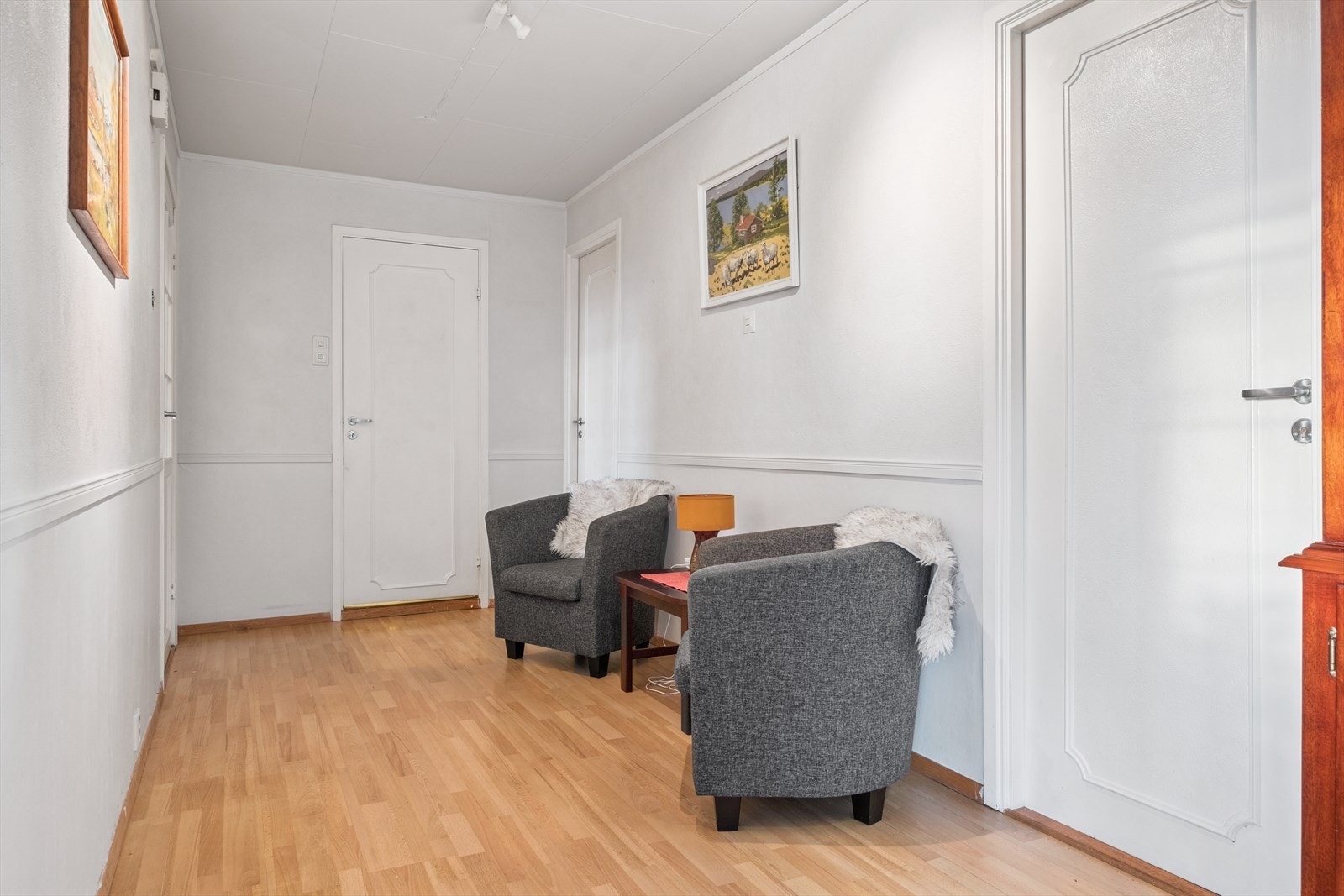 Gang med inngang til soverom og bad. Galleribilde