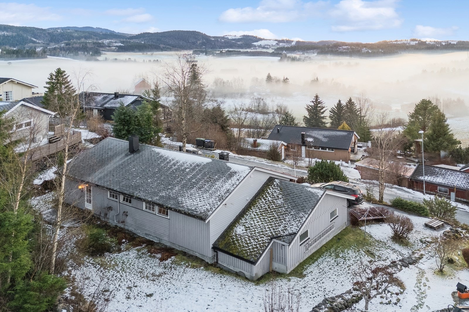 Fasade med sørvendt utsikt. Boligen ligger såpass høyt at man også får inn kveldssola mot vest. Galleribilde