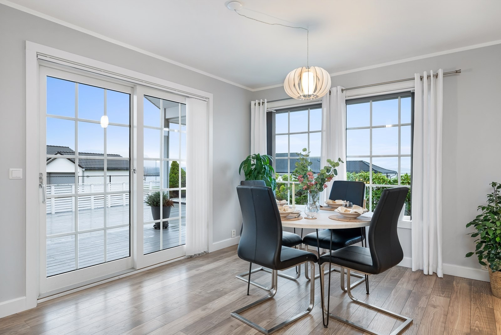 Fra rommet er det utgang til den store terrassen og hagen. Galleribilde