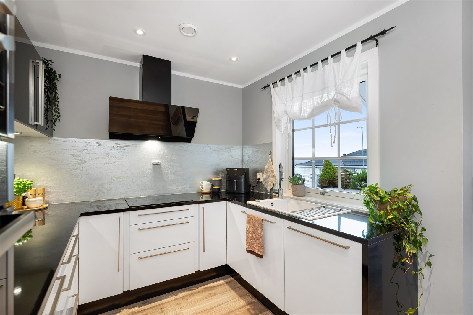 Kjøkkendelen er godt skjermet fra stuen. Galleribilde