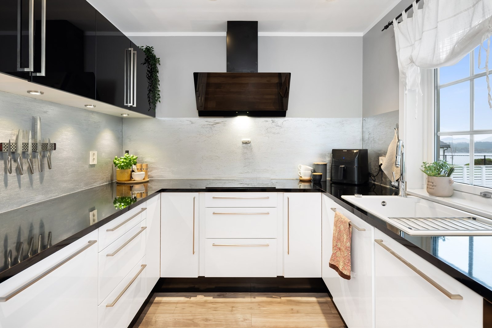 Her finner en rikelig med både benkeplass og oppbevaringsplass i den uformede innredningen. Galleribilde