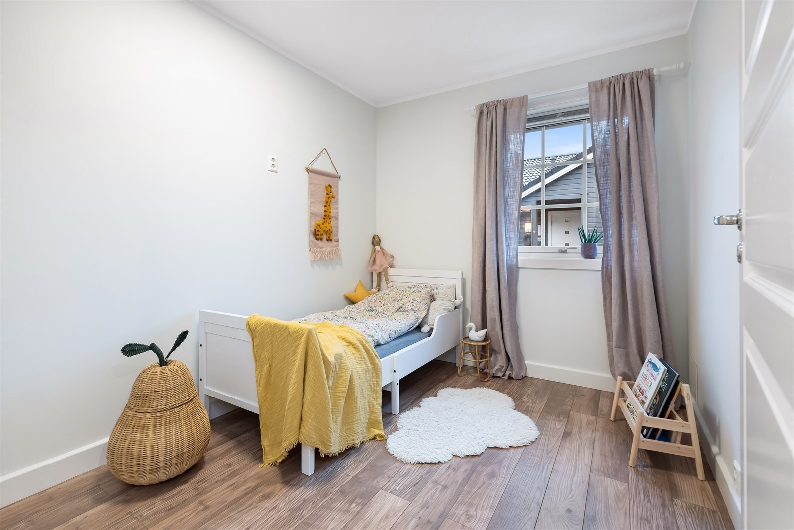 Boligens andre soverom er på nesten 8 kvm. og har utsikt mot gårdsplassen i nord. Galleribilde