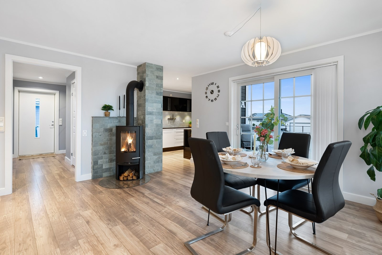 Nøytralt plassert, midt i rommet, er det en rentbrennende peisovn. Galleribilde