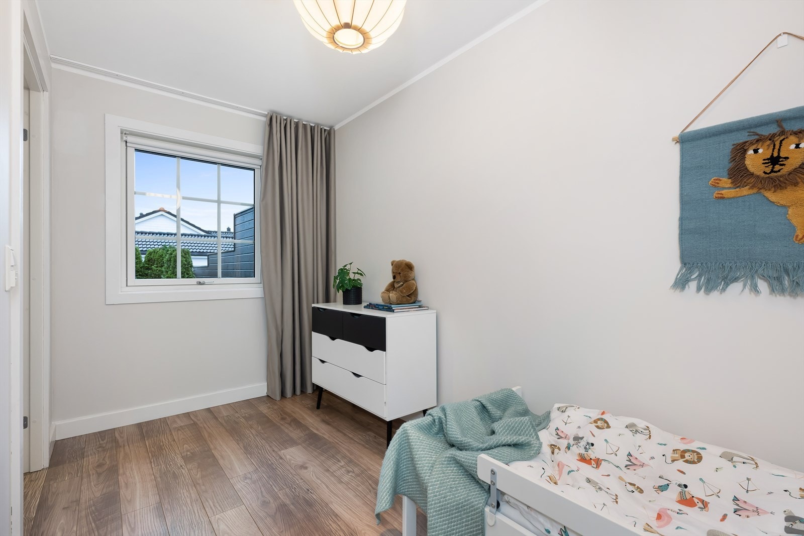 Boligens tredje og siste soverom er også av god størrelse, ca.7,5 kvm. Galleribilde