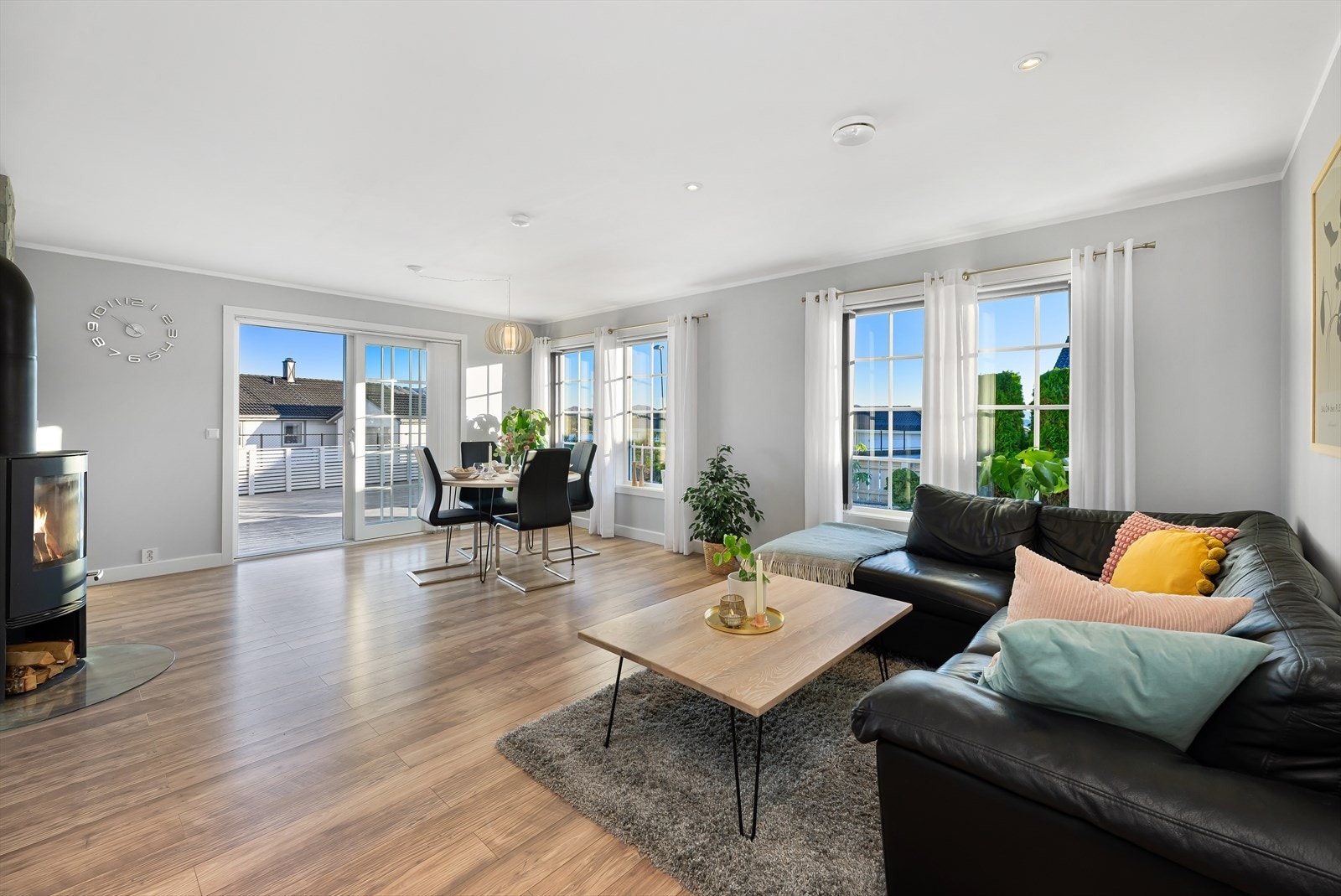 Her finner sofagruppen, tv-kroken og spisebordet sin naturlige plass. Galleribilde