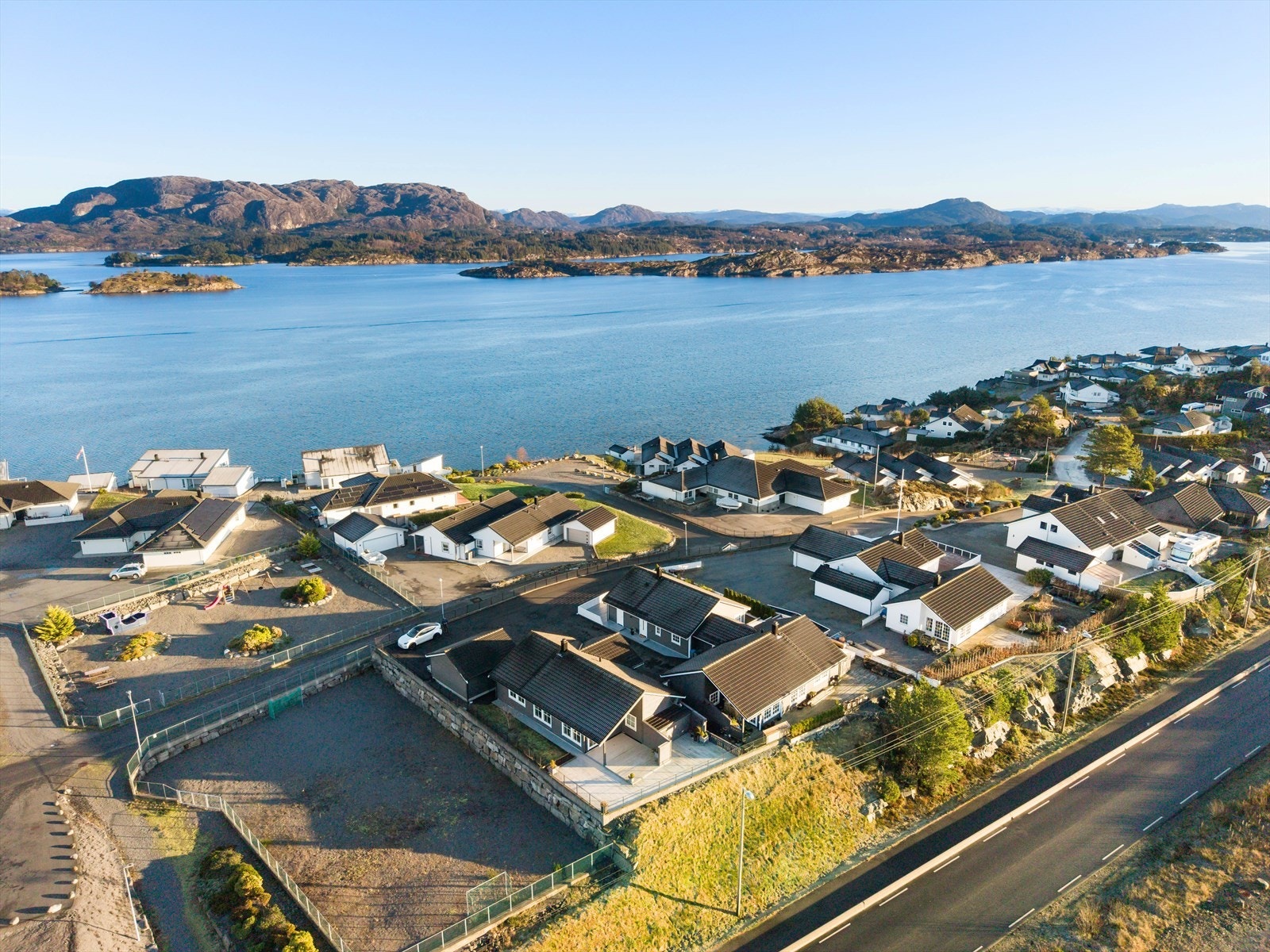 Herdlefjorden mot Parisholmane og Det Naue. Galleribilde