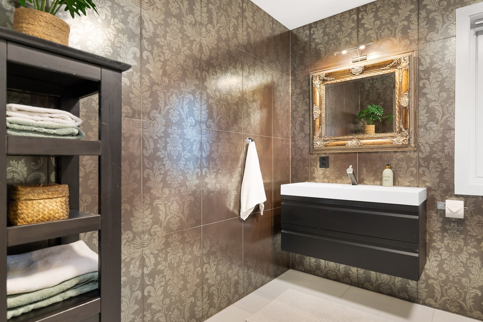 Servanten er heldekkende og innredningen har skuffer for best mulig utnyttelse. Galleribilde