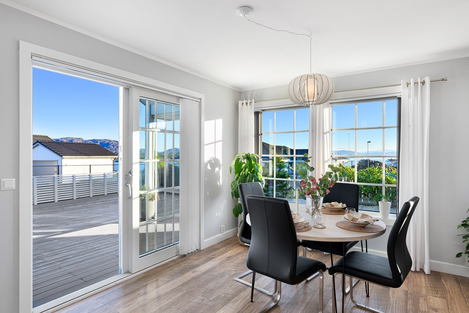 Deler av terrassen er overbygget om været ikke viser seg fra sin beste side. Galleribilde