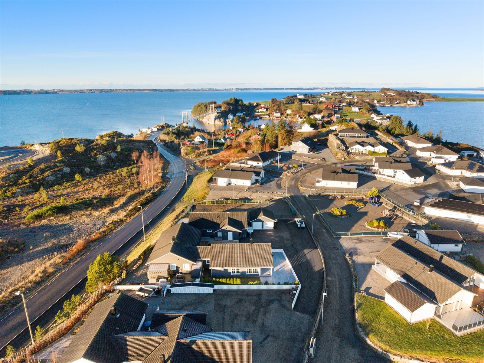 Fjorden er aldri langt unna. Her finner en Hjeltefjorden til venstre og Herdlefjorden til høyre. Galleribilde
