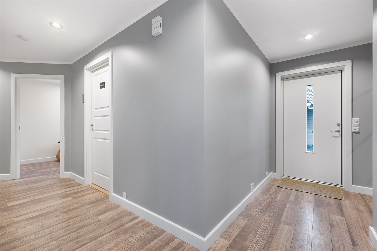 Det strekker seg i vinkel gjennom boligen og gir inngang til alle husets rom. Galleribilde