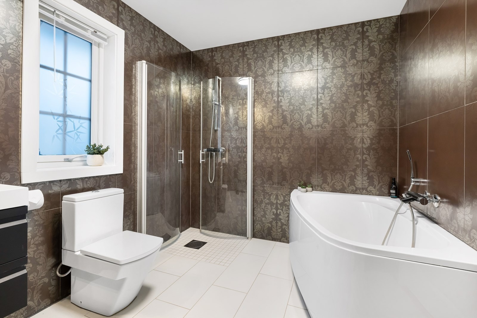 Det helflisede badet, med varme i gulvet, er av god størrelse. Galleribilde