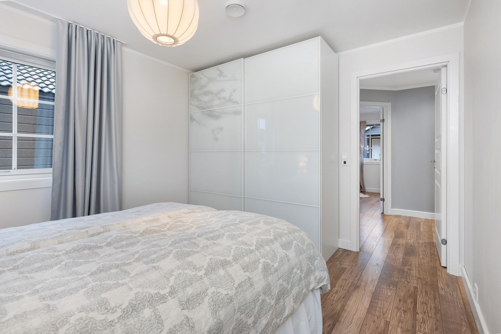 Godt med lysinnslipp fra vindu mot vest. En stor skyvedørsgarderobe gir rikelig med plass for oppbevaring. Galleribilde