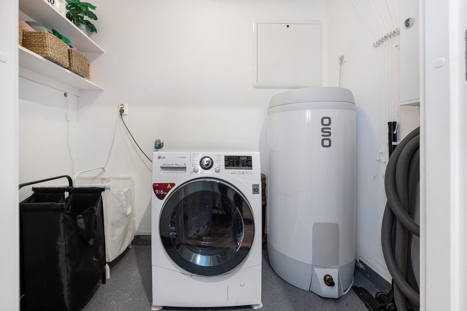 Eget vaskerom. En slipper å ha vaskemaskin og varmtvannstank på badet. Galleribilde