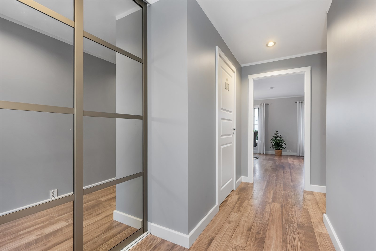 Entredelen har god plass for klær og sko. En egen skyvedørsgarderobe med speilfronter gjør oppbevaringen enkel. Galleribilde