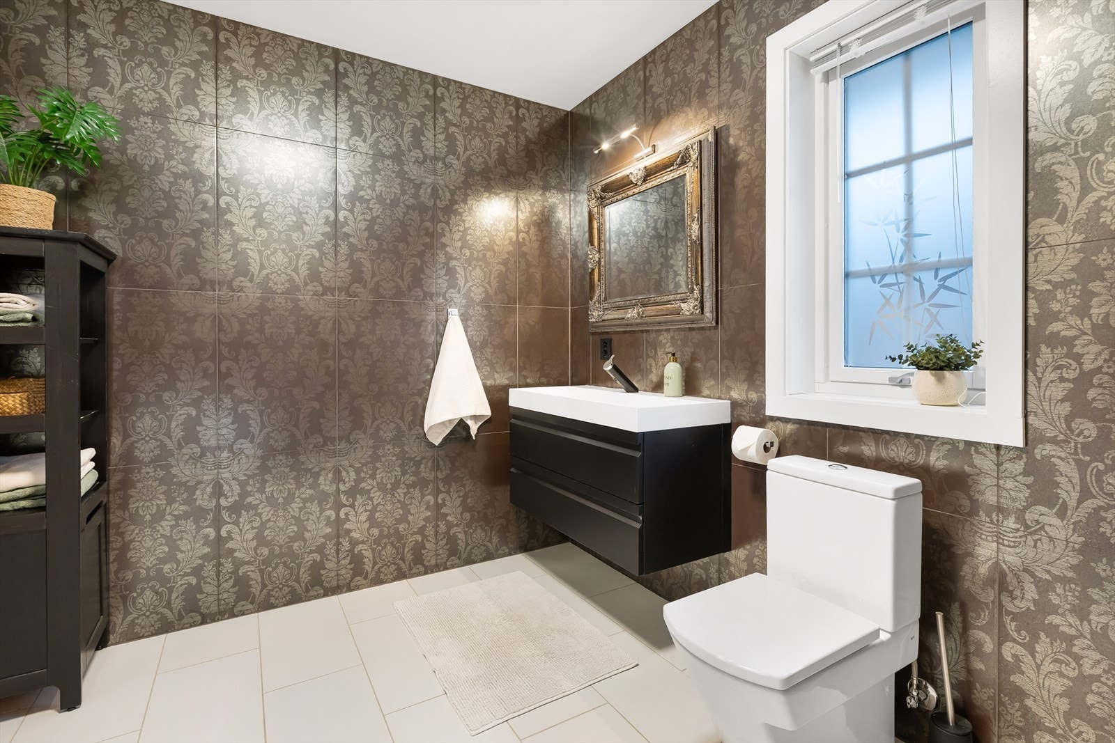 Toalettet er frittstående og bederomsinnredningen er i mørk utførelse. Galleribilde