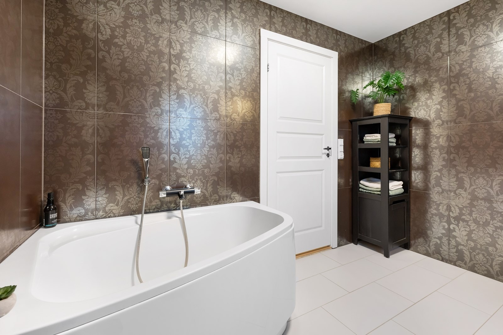 Her er det blitt plass for både dusjhjørne og et frittstående badekar. Galleribilde