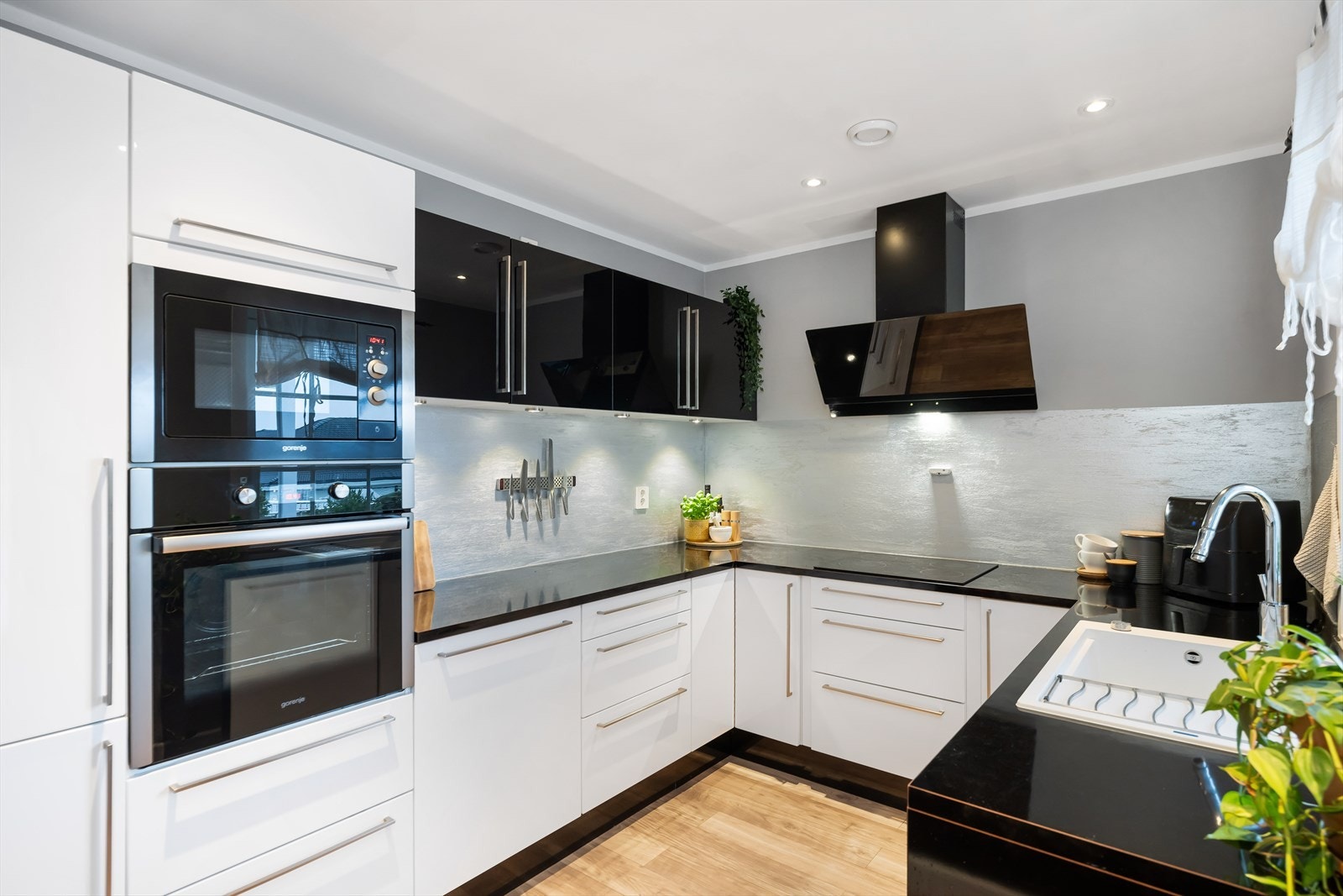 Frontene er lyse og slette. Benkeplaten, sokkel og sidevegger er holdt i svart, lekkert og stilrent. Galleribilde