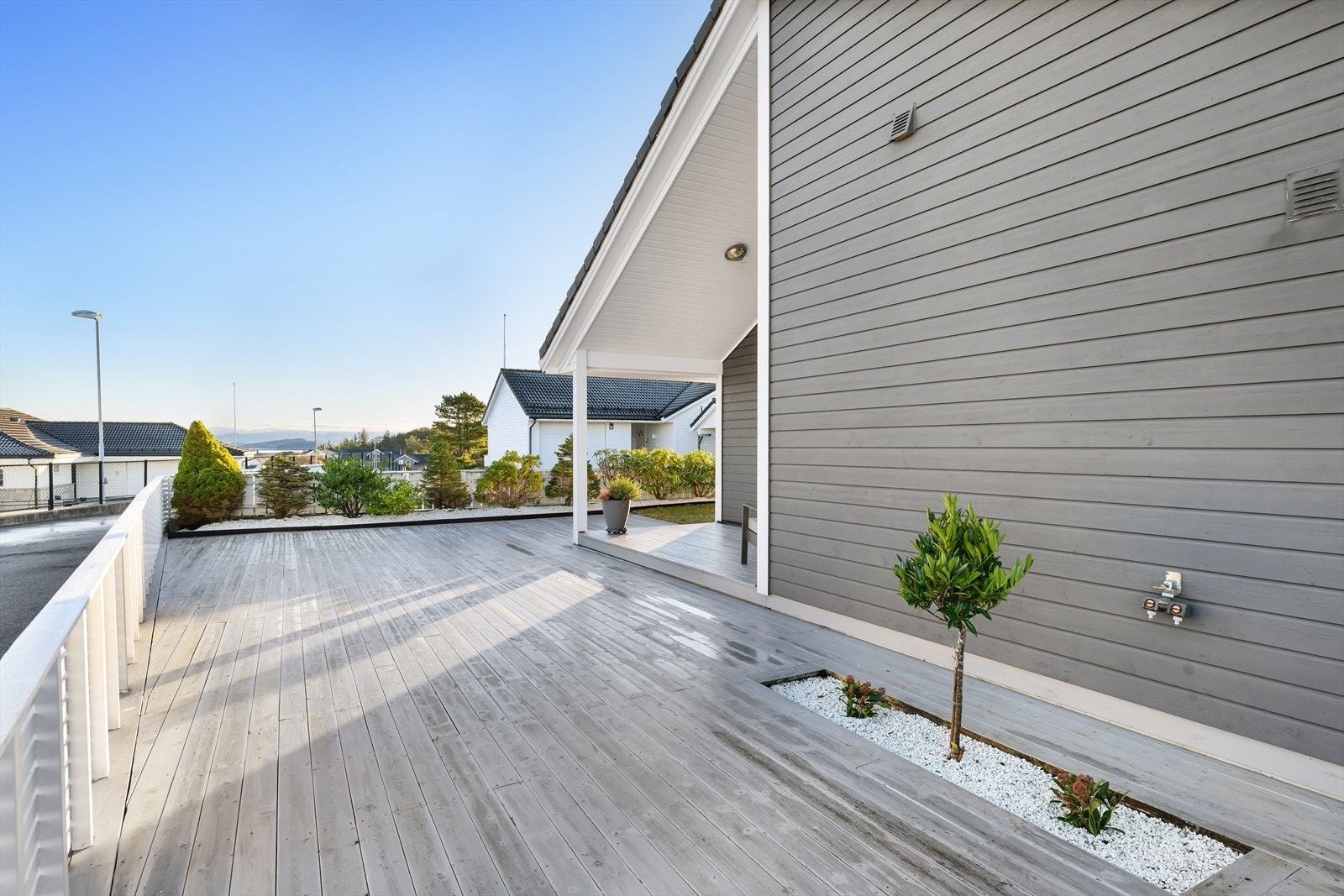 Stor og solrik tretrerrasse med utgang fra stuen. Galleribilde