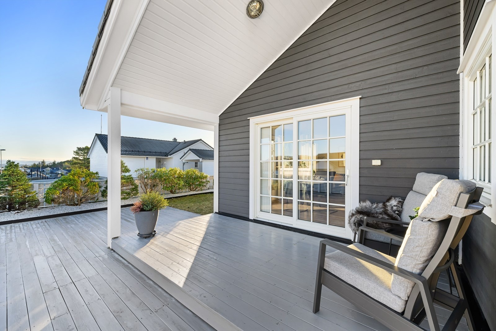 Byggets utforming skaper lune og beskyttede uteplasser. Galleribilde