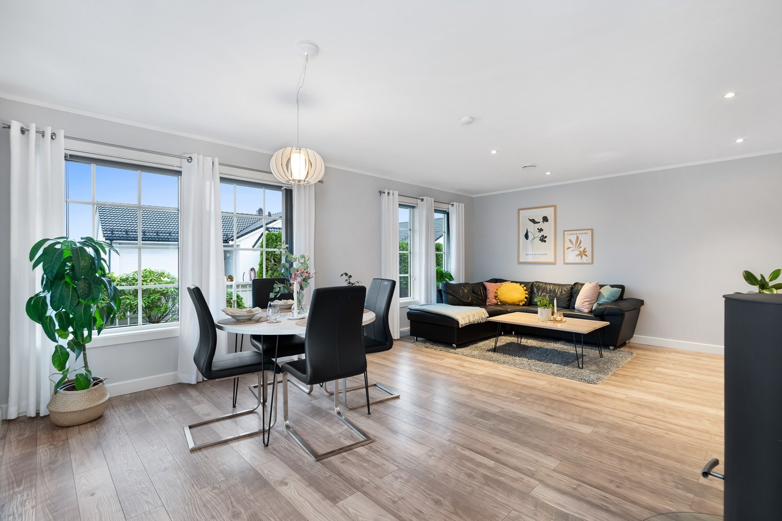 Store vindusflater, utsikt og rikelig med naturlig lysinnslipp gir en herlig romfølelse. Galleribilde