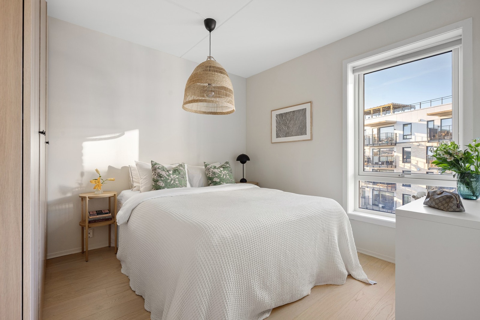 Det er to fine soverom som vender inn mot sameiets hyggelige gårdsrom Galleribilde