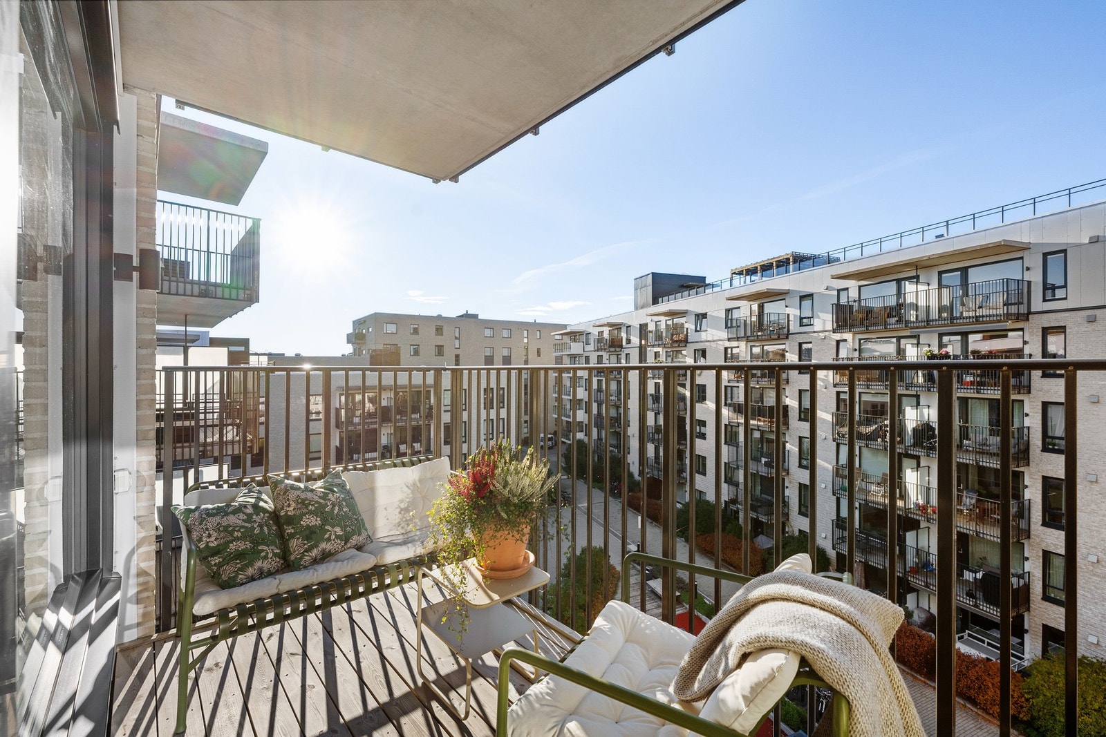 Fra oppholdsrommet er det utgang til balkong på 6 kvm Galleribilde