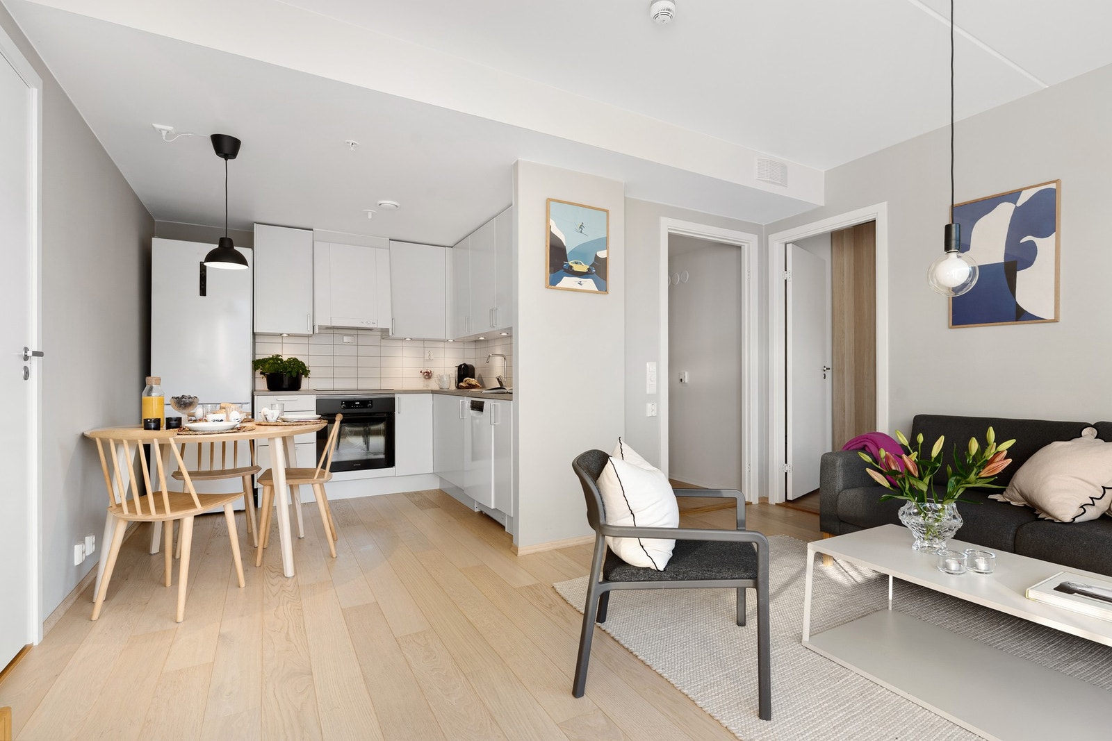 Boligens oppholdsrom består av stue og kjøkken Galleribilde