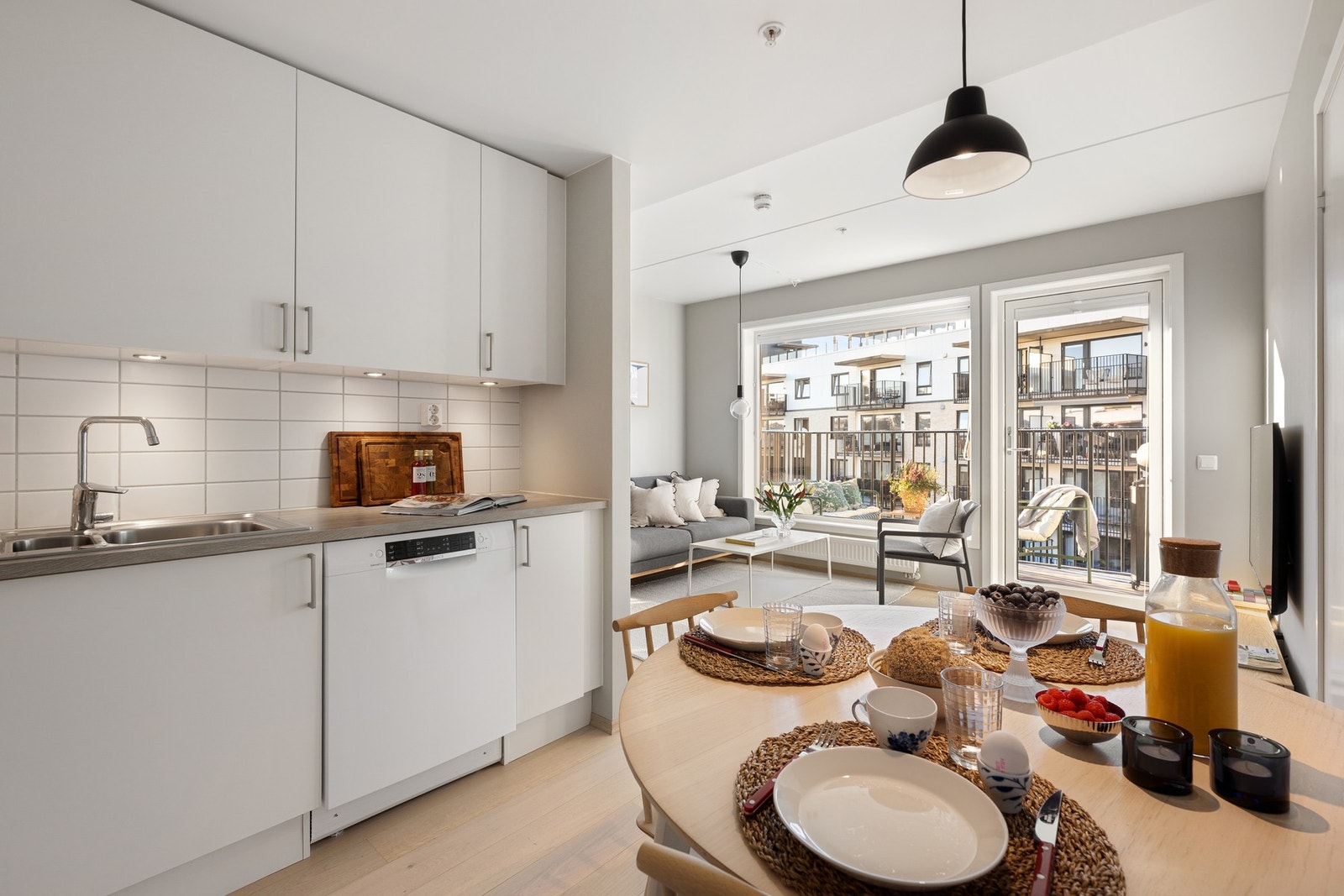 Det er plass til spisebord på kjøkken Galleribilde