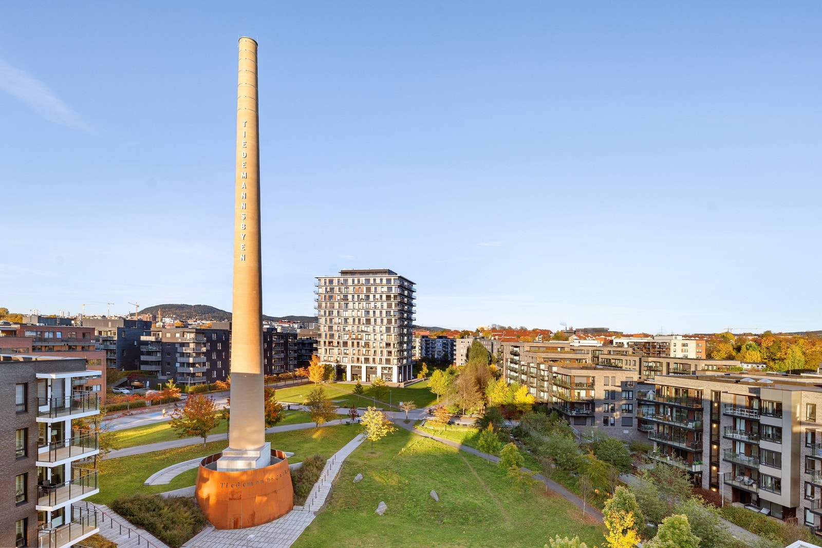 Den vernede fabrikkpipen etter Tiedemanns tobakkfabrikk står igjen etter denne tidsepoken Galleribilde