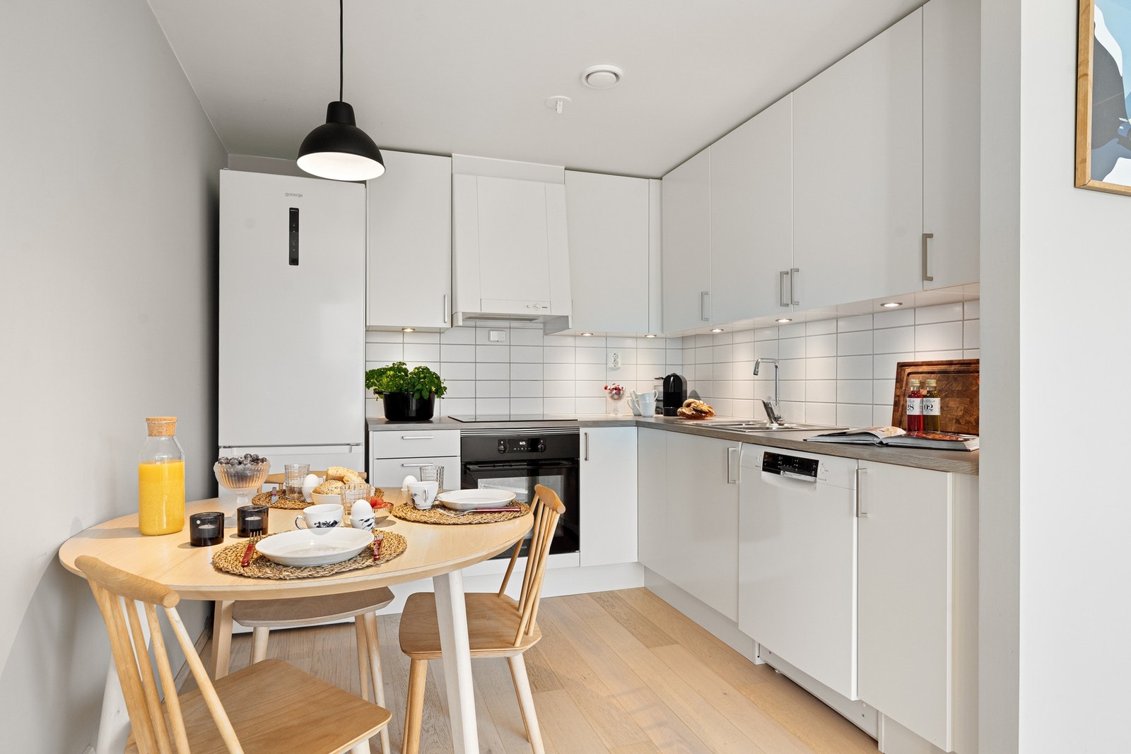 Stilren kjøkkeninnredning Galleribilde