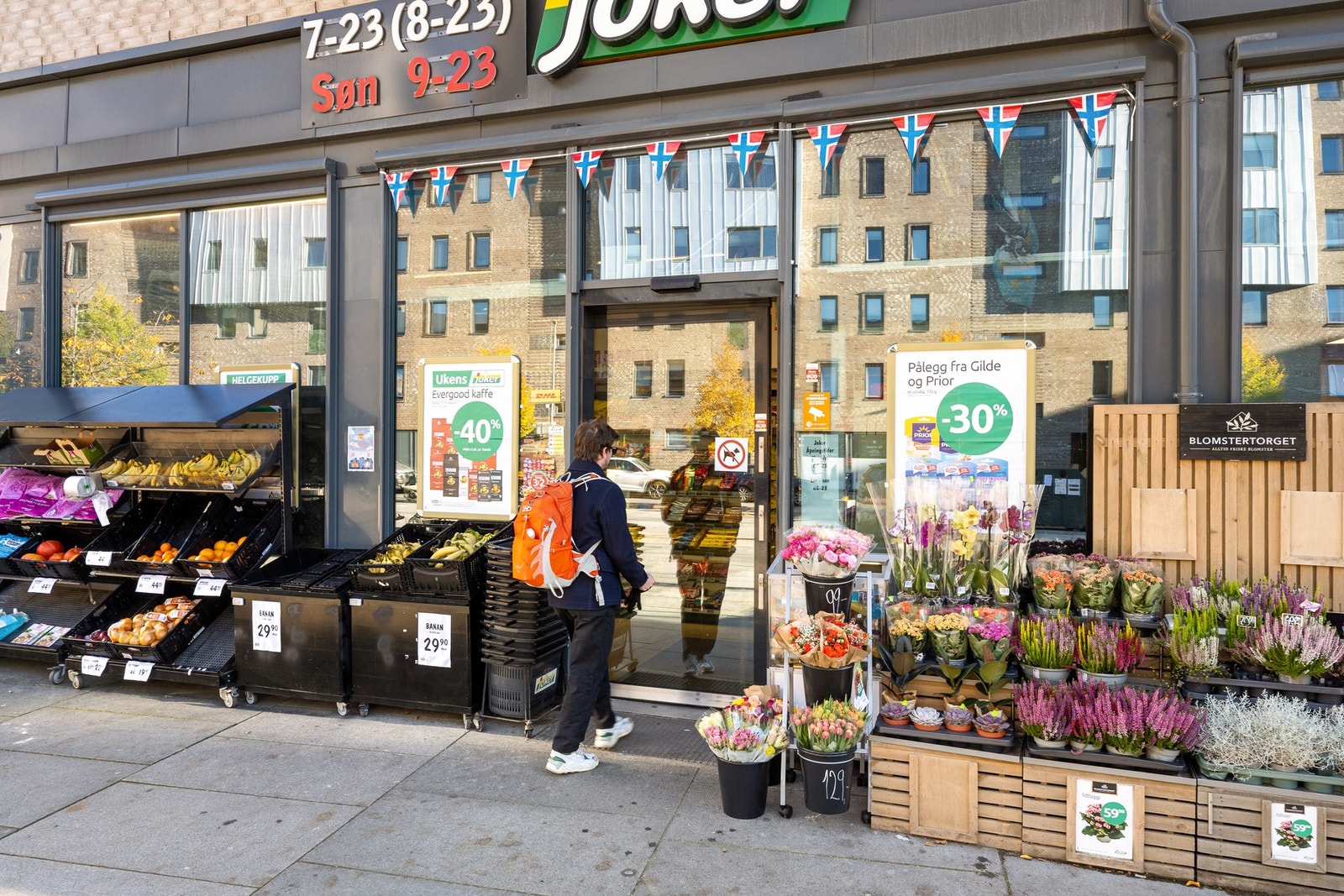 Det er flere dagligvarebutikker i nærheten Galleribilde