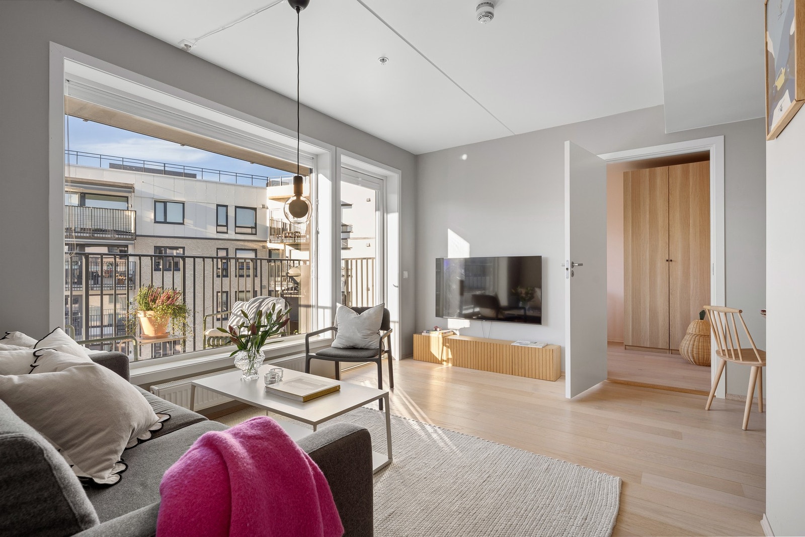 En lys og moderne 3-roms leilighet, høyt og fint beliggende i byggets 5.etg. Galleribilde