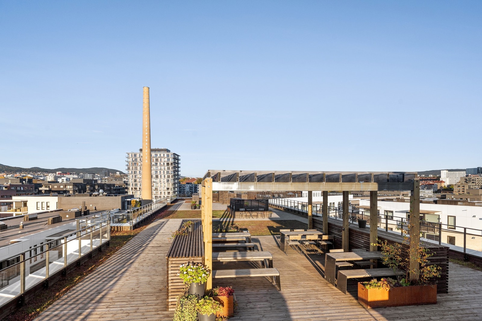 Sameiet har nydelig takterrasse med en fantastisk utsikt og svært gode solforhold Galleribilde