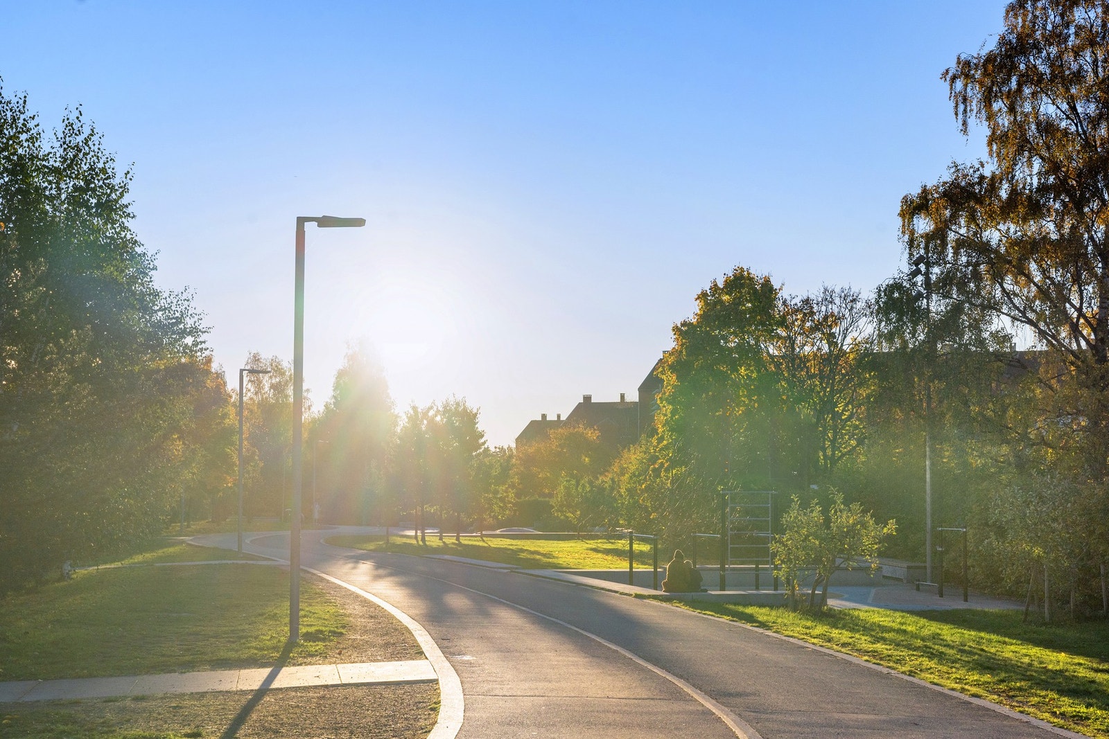 Det er pent opparbeidede bilfrie internveier som leder fra sameiet til Tiedemannsparken Galleribilde