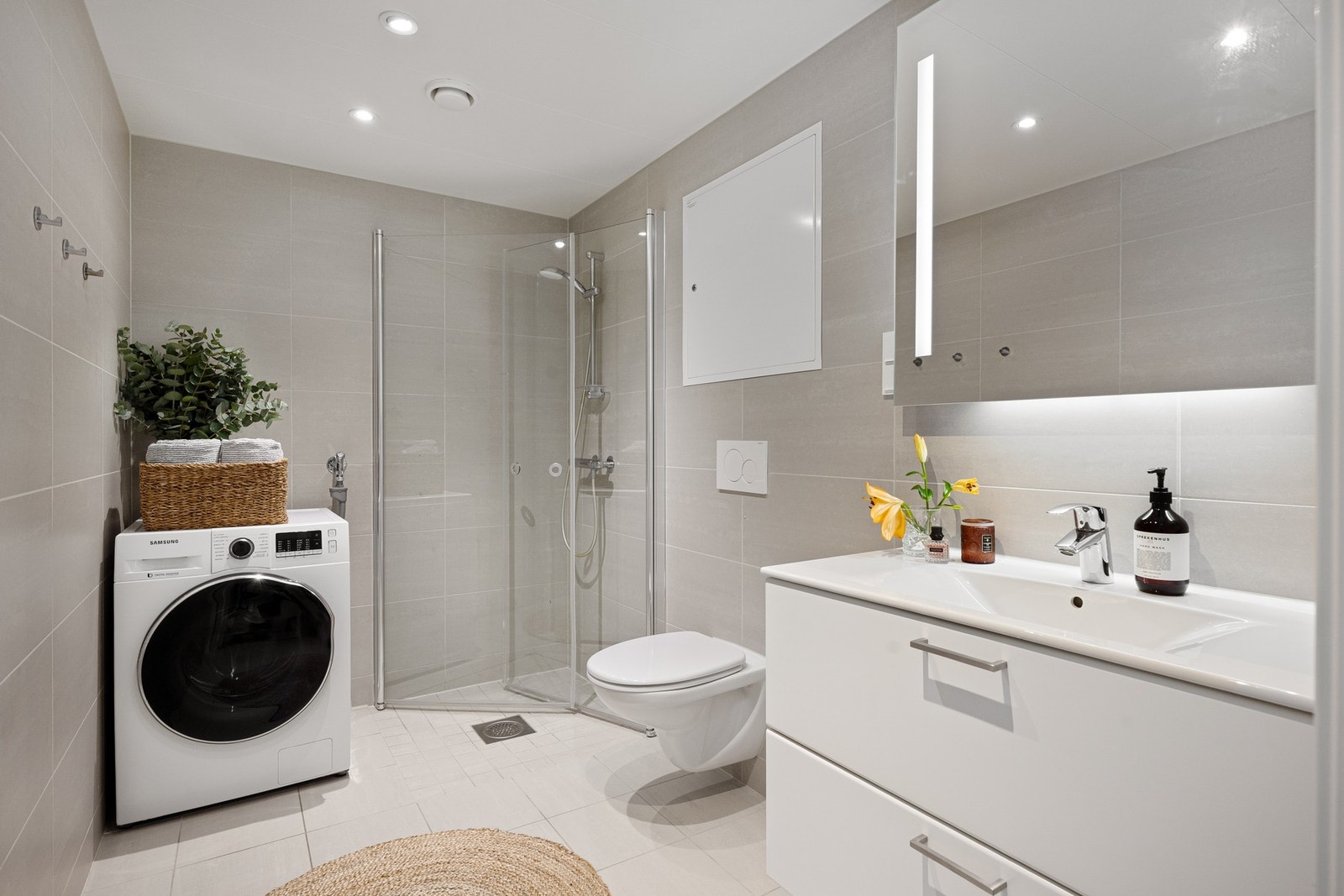 Opplegg for vaskemaskin og elektrisk gulvvarme på badet Galleribilde