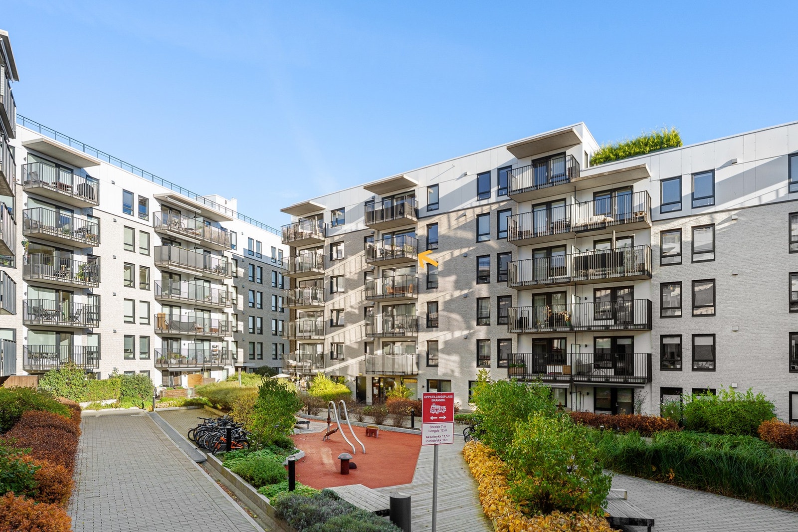 Moderne sameie, svært sentralt men tilbaketrukket på Ensjø. Her er det kort vei til kollektivtraksport, dagligvare og andre servicetilbud Galleribilde