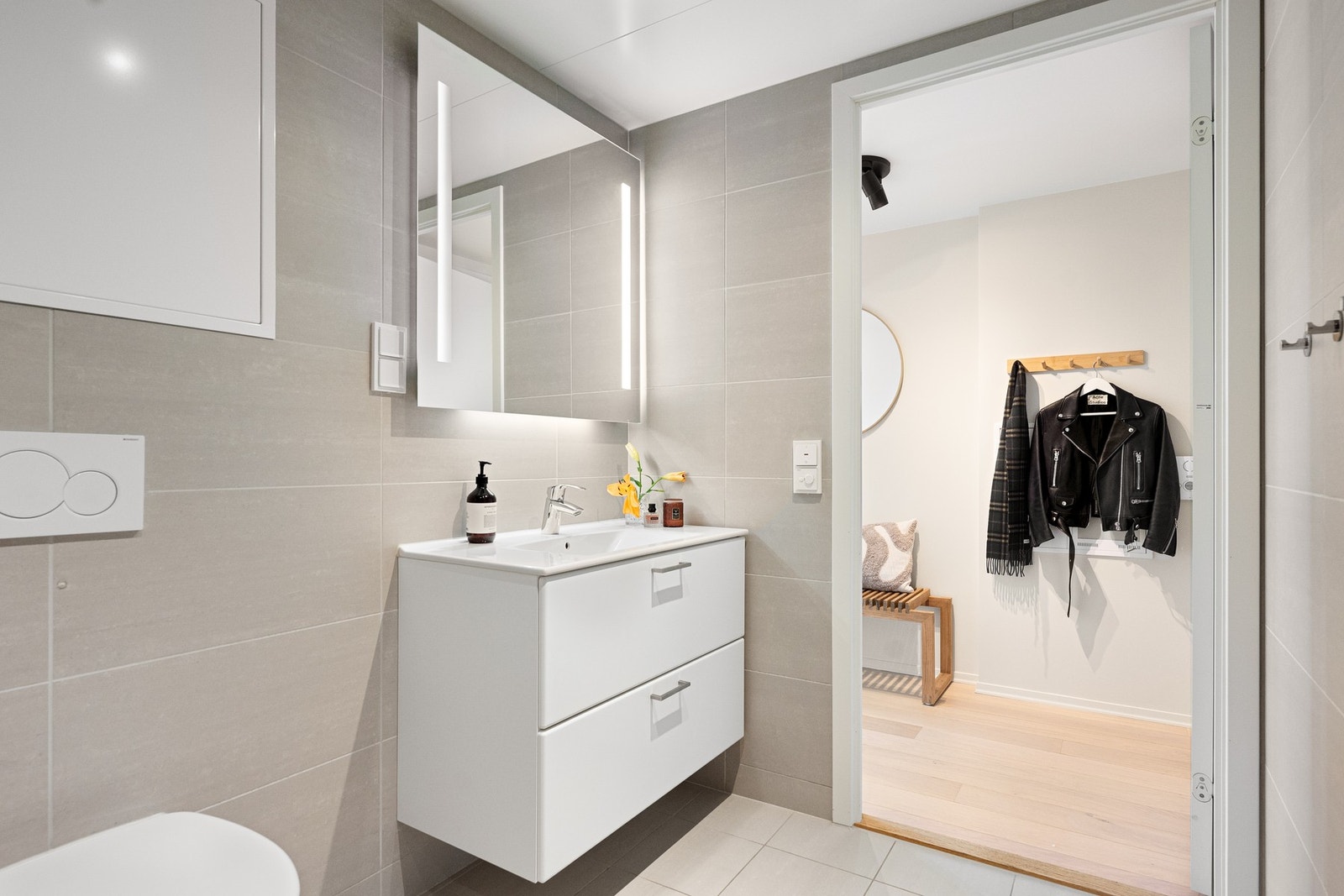 Pent bad fra byggeår 2020 med delikate fargevalg og behagelig belysning Galleribilde