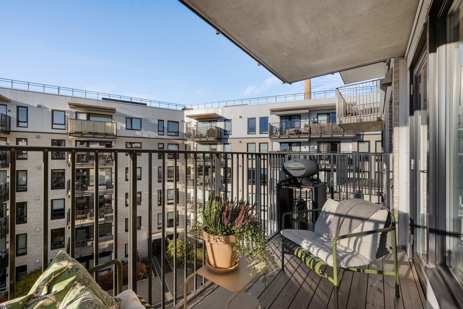 Balkongen er sør-vestvendt og har flott ettermiddags- og kveldssol på sommerstid Galleribilde