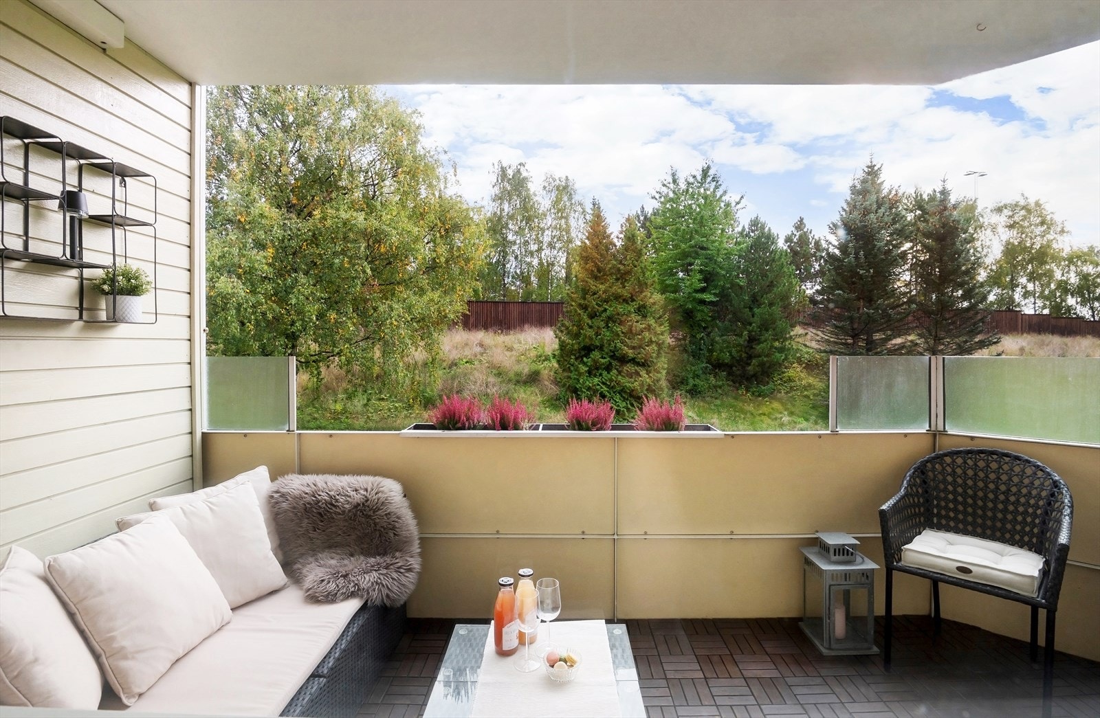 Balkongen er en hyggelig og usjenert uteplass med plass til en sittegruppe. Galleribilde