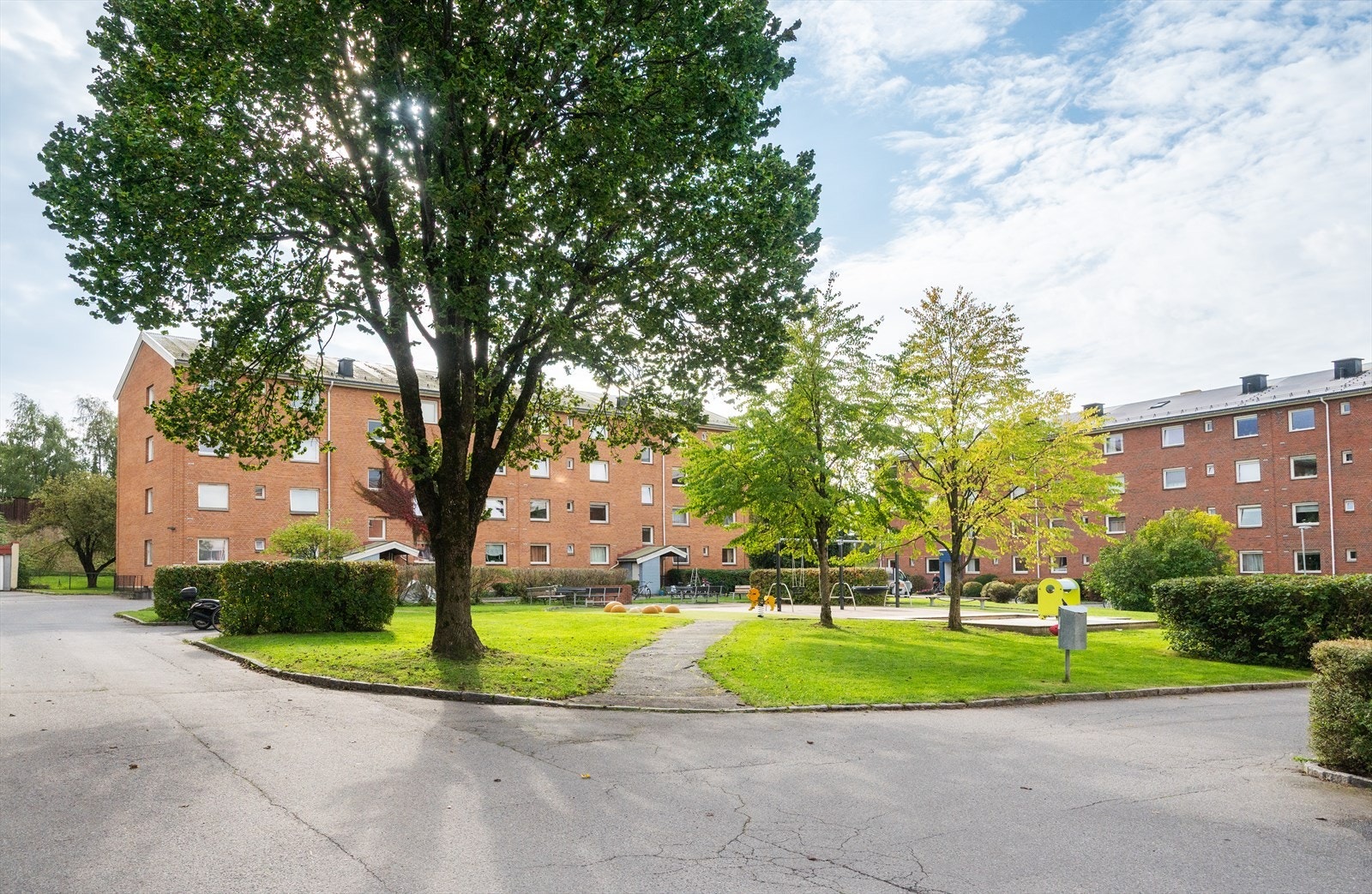 Eiendommen har pent opparbeidede fellesarealer med lekeplass. Galleribilde